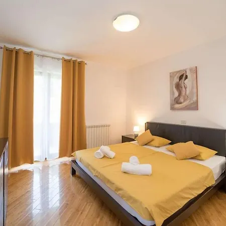 In Umag With Swimming Pool Vilanija