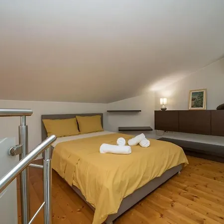 In Umag With Swimming Pool Hébergement de vacances Vilanija