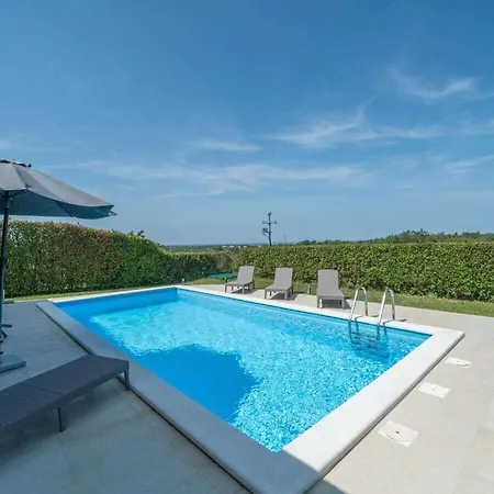 In Umag With Swimming Pool Hébergement de vacances